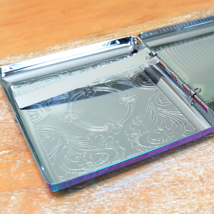 Boitier à cigarette métallique "caméléon"