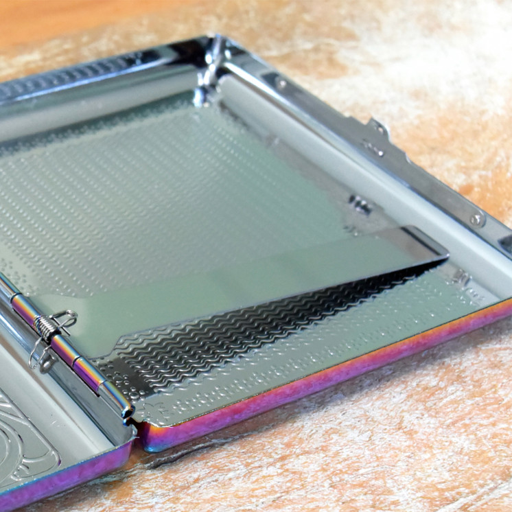 Boitier à cigarette métallique "caméléon"