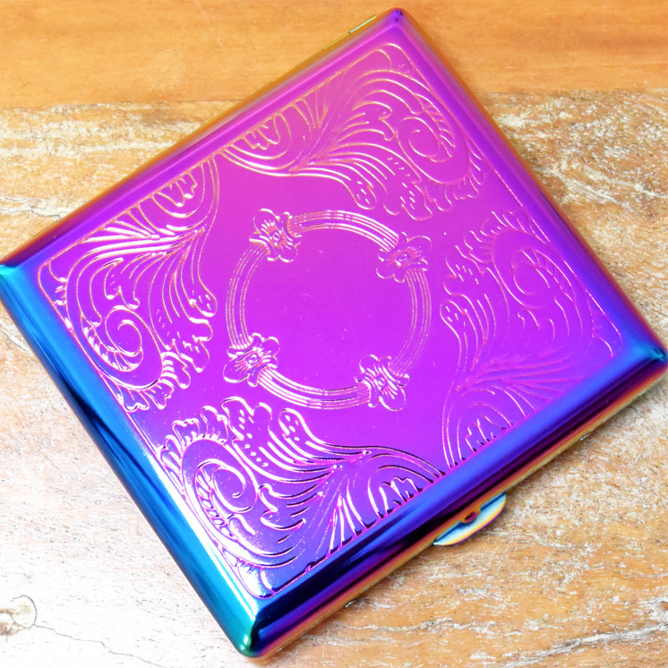 Boitier à cigarette métallique "caméléon"