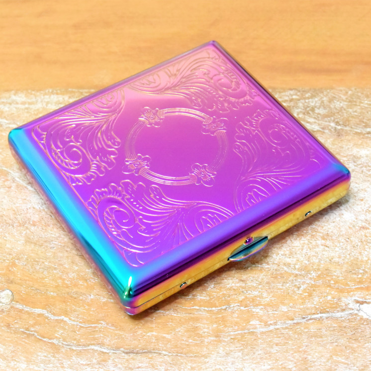 Boitier à cigarette métallique "caméléon"