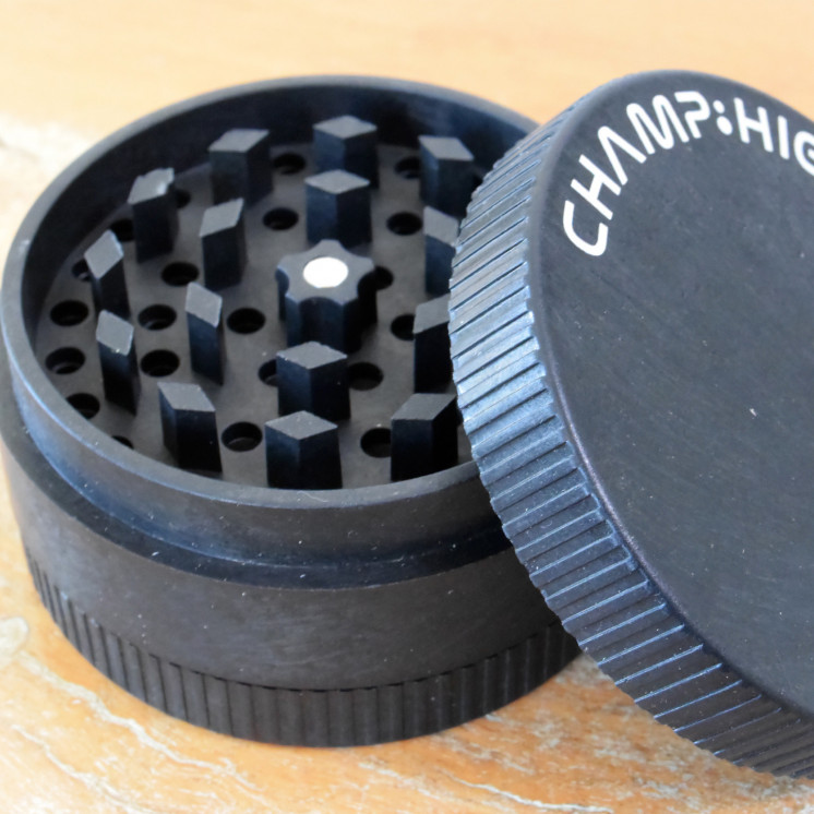 Grinder CHAMP HIGH 70 mm noir – 4 parties