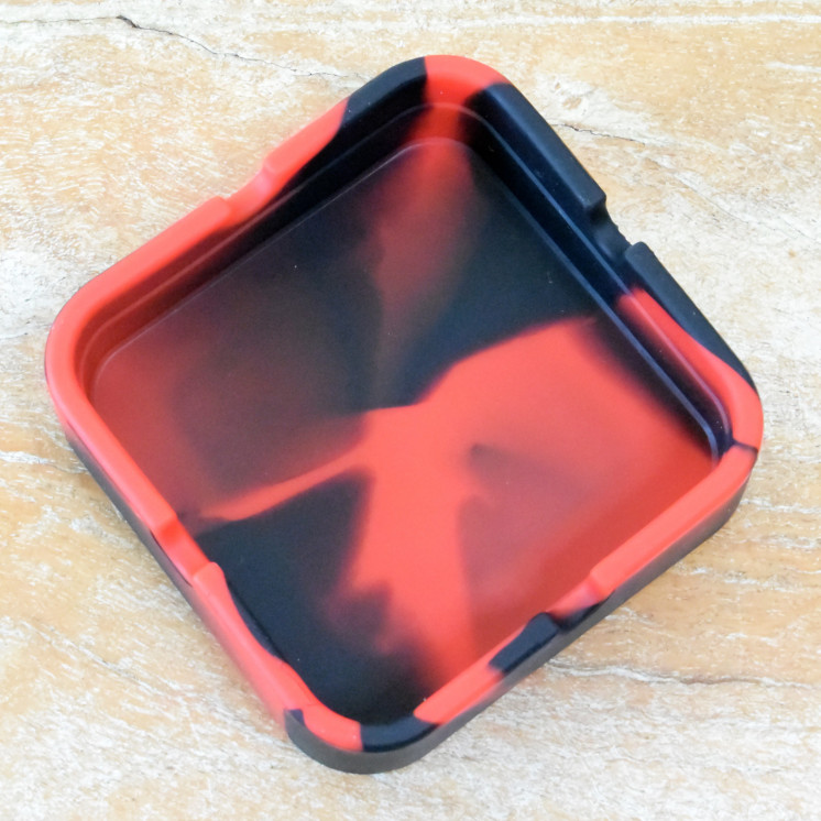 Cendrier en silicone rouge & noir – résistant à la chaleur, incassable