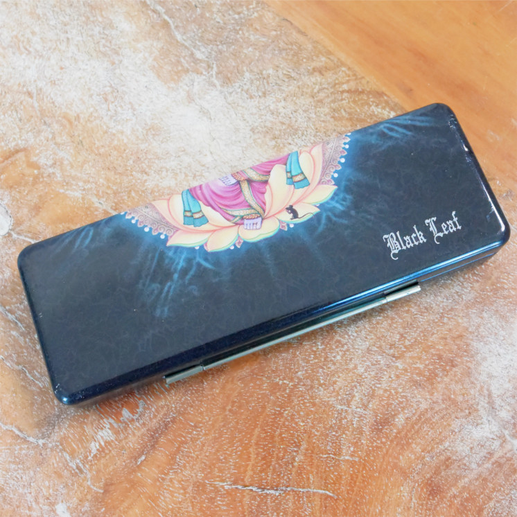 Étui pour feuilles Black Leaf avec compartiment pour filtres.