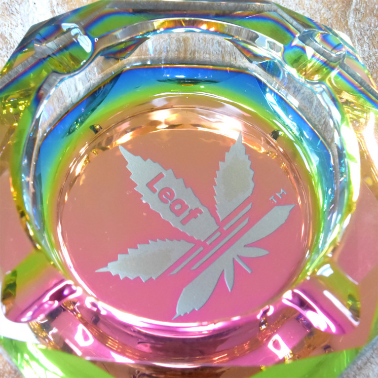 Cendrier en verre Aleaf taillé diamant – effet arc-en-ciel,