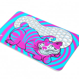 Grinder Card V Syndicate “Chat du Cheshire” – acier inoxydable, format carte bancaire, motif original, usage nomade.